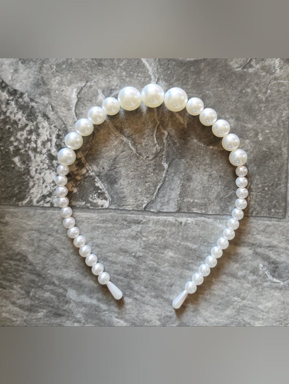 White Faux Pearl Headband With Graduated Design With Larger Pearls In Center
